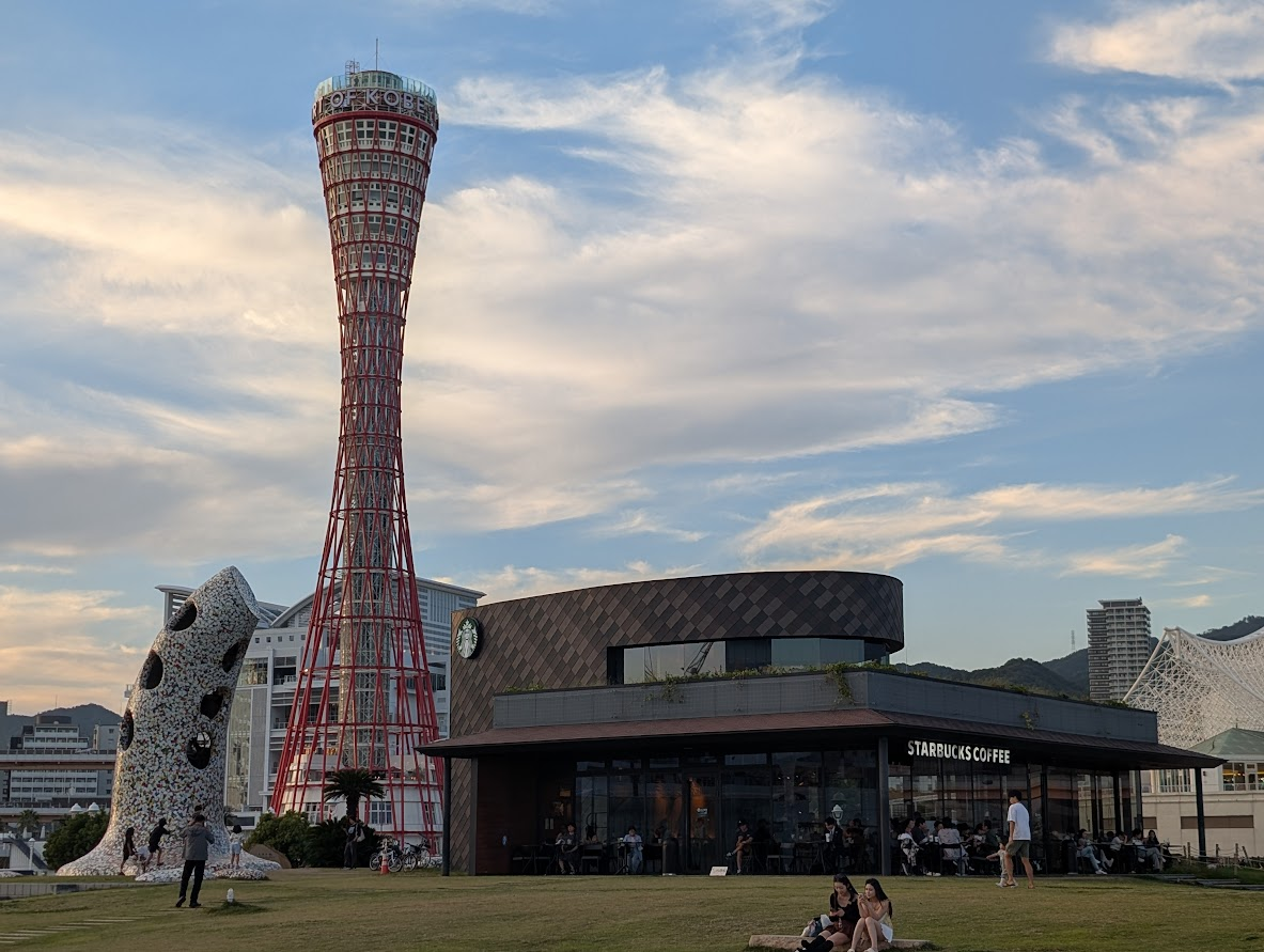 神戶港塔與星巴克