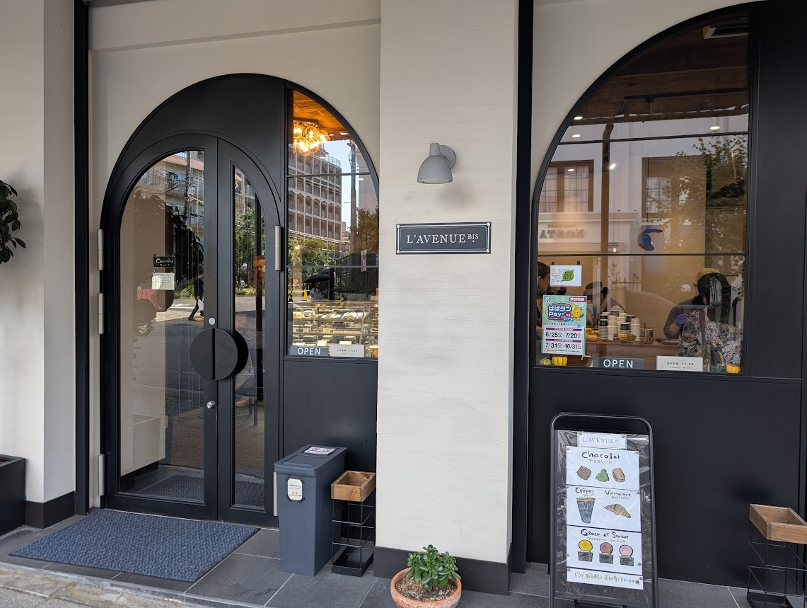 L&rsquo;AVENUE BiS