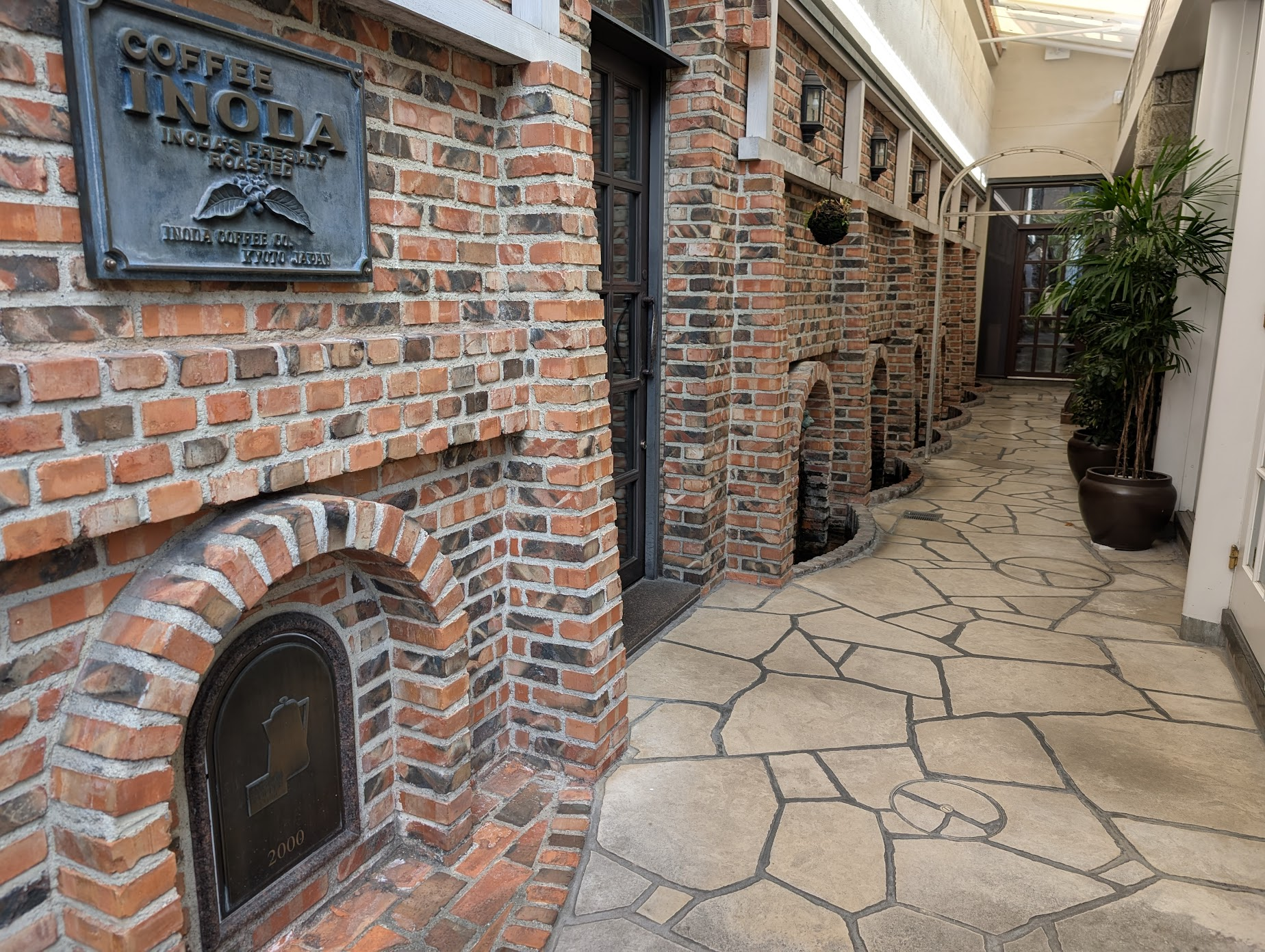 串聯兩邊店面的長廊