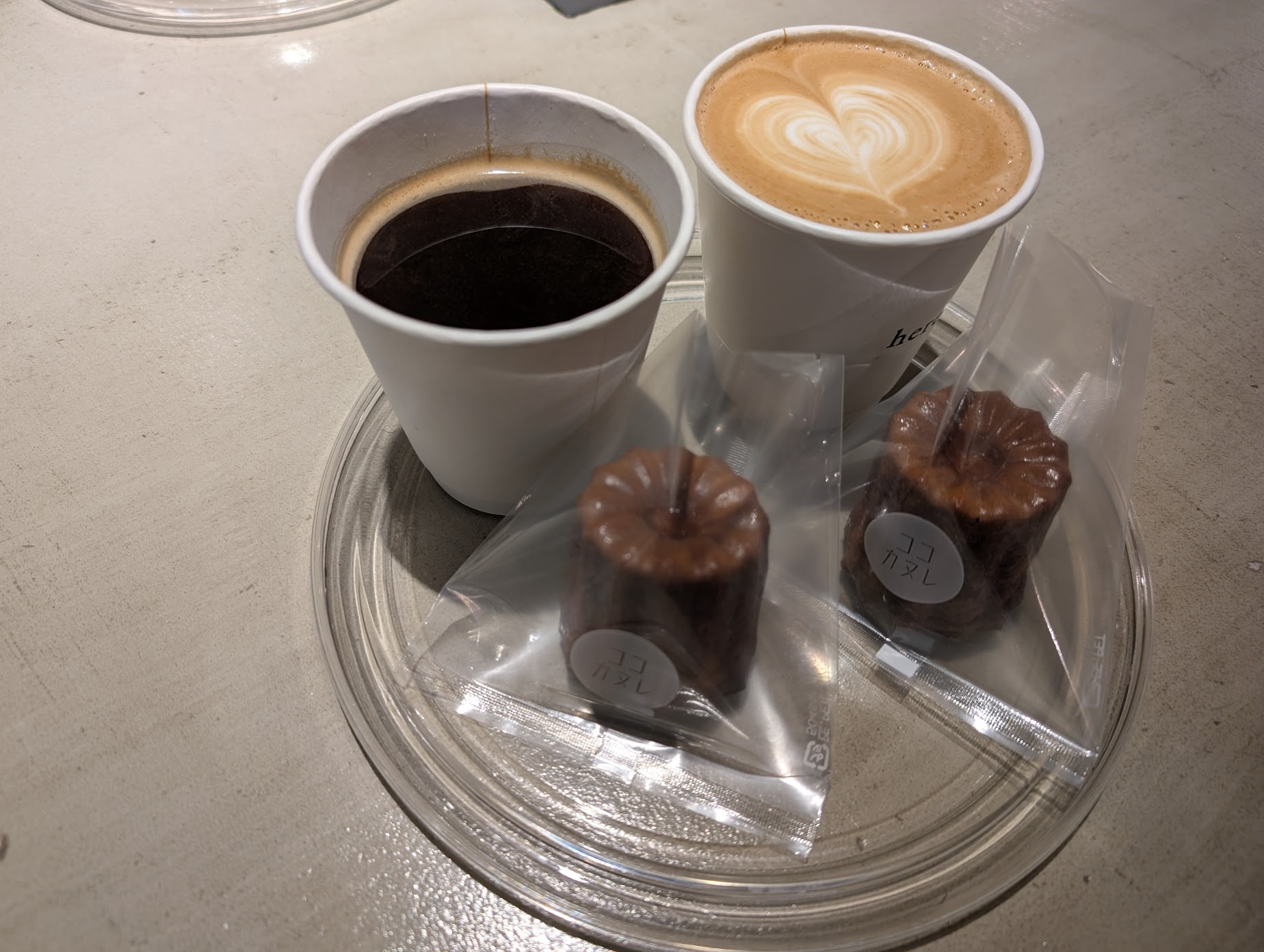 拿鐵、美式跟兩顆卡納蕾