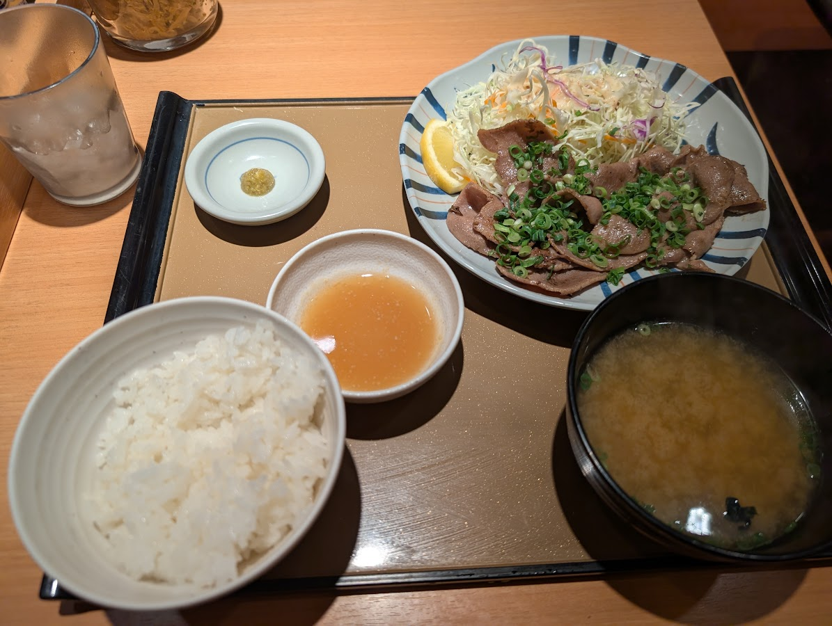 ネギたっぷり豚タン定食