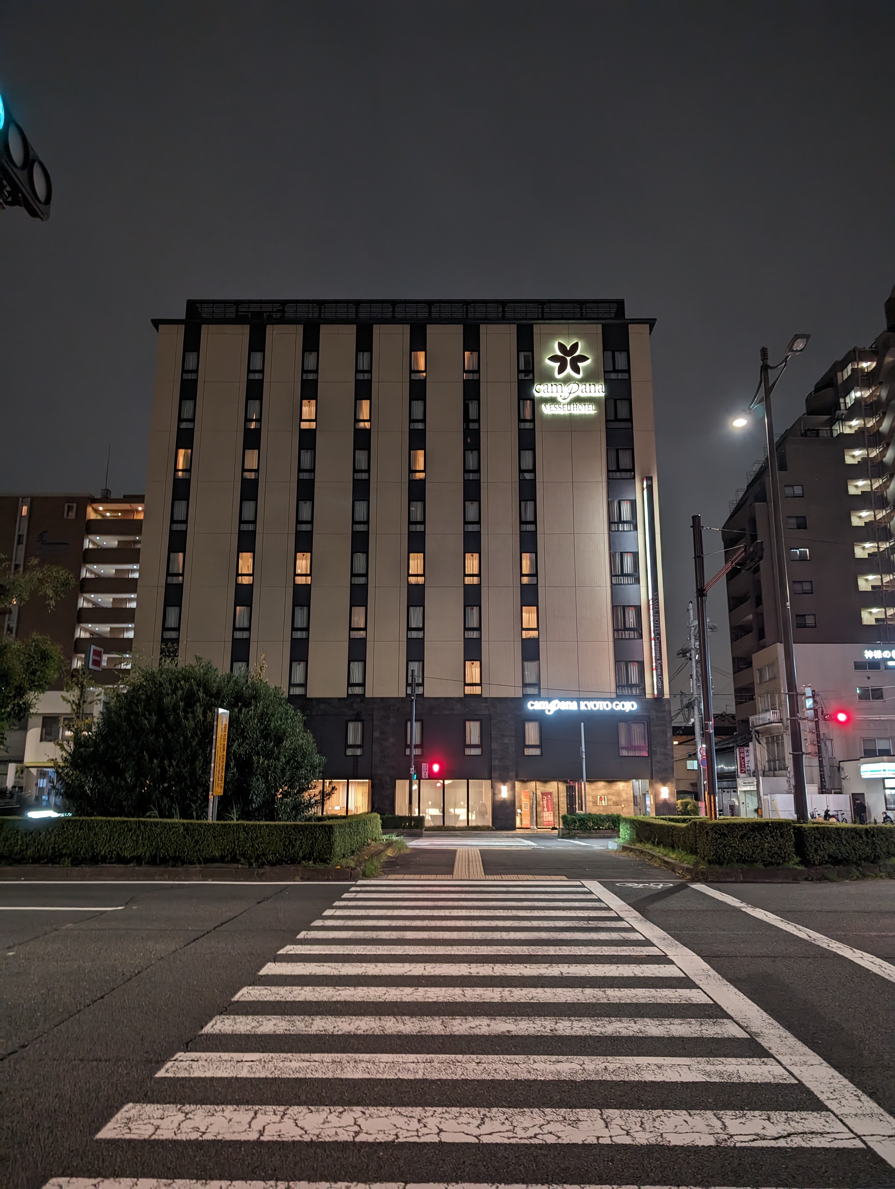 晚上拍的飯店外觀