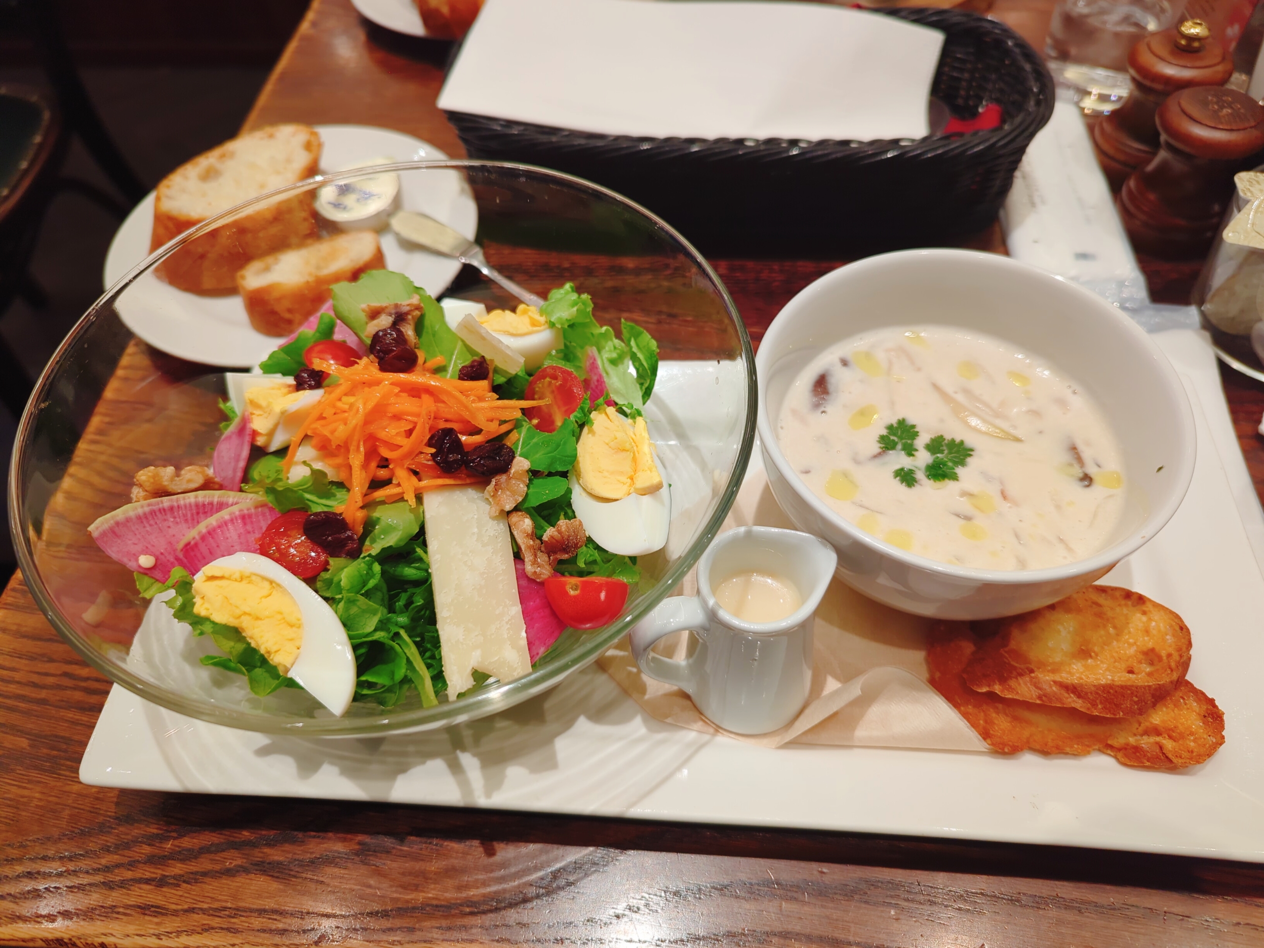 蘑菇湯與沙拉盤