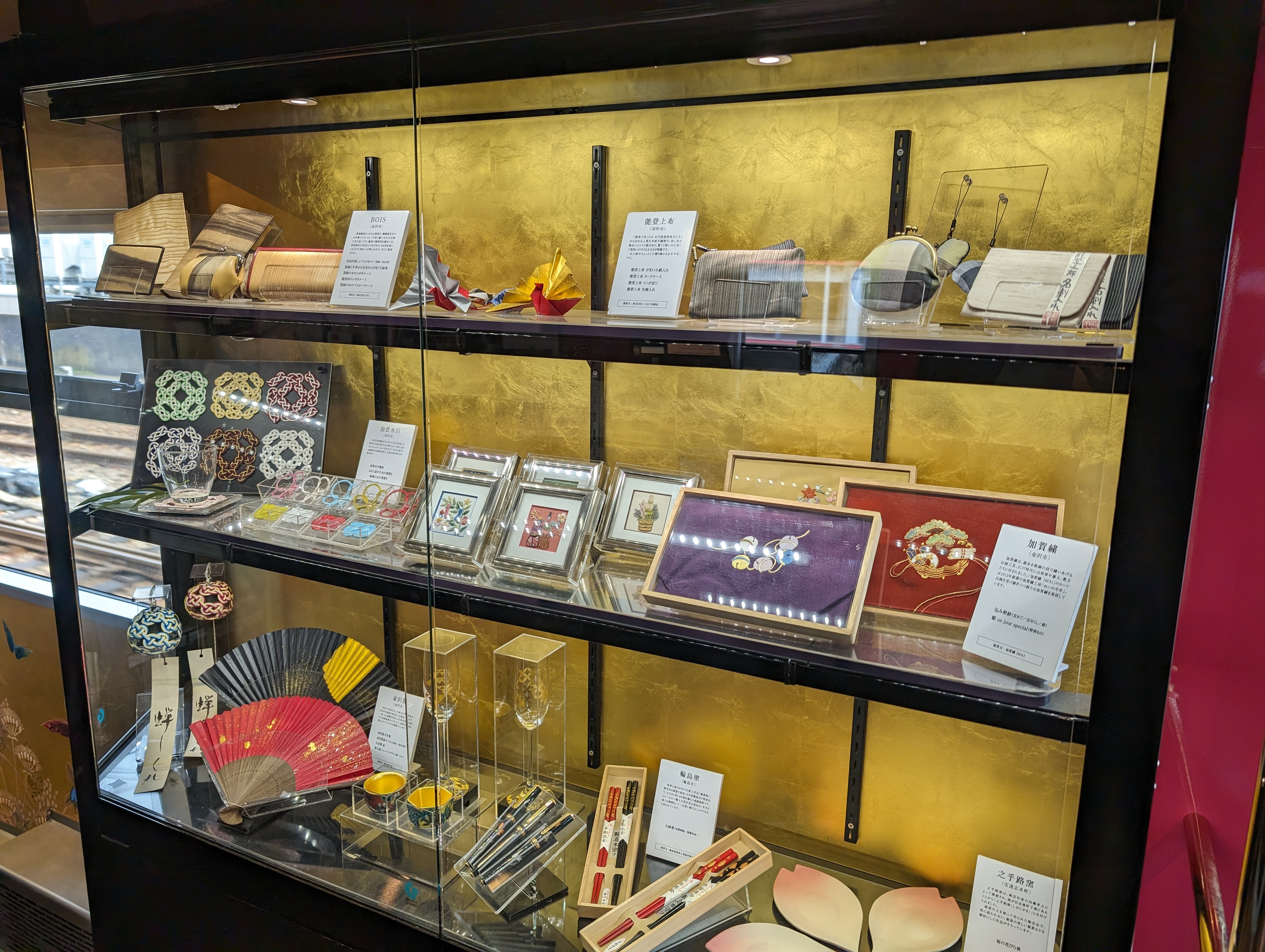 據說這面牆是真的金箔