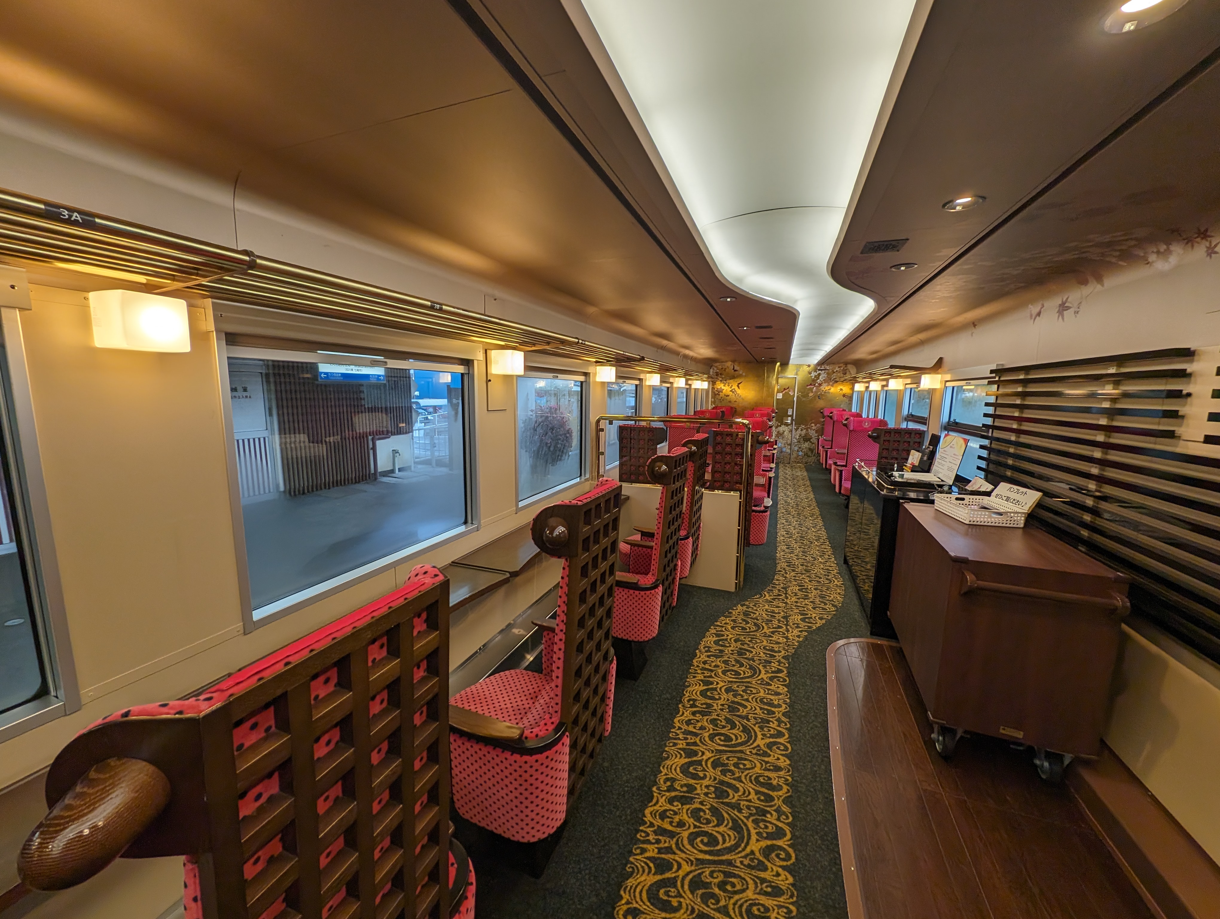 趁下車前拍無人的第二車廂